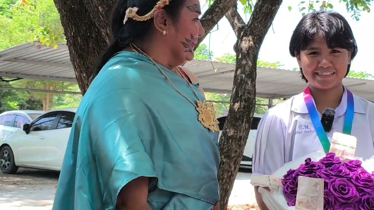 แม่แต่งกายนางยักษ์เซอร์ไพรส์ลูกสาว จบ ม.6อือฮากันทั้งโรงเรียน