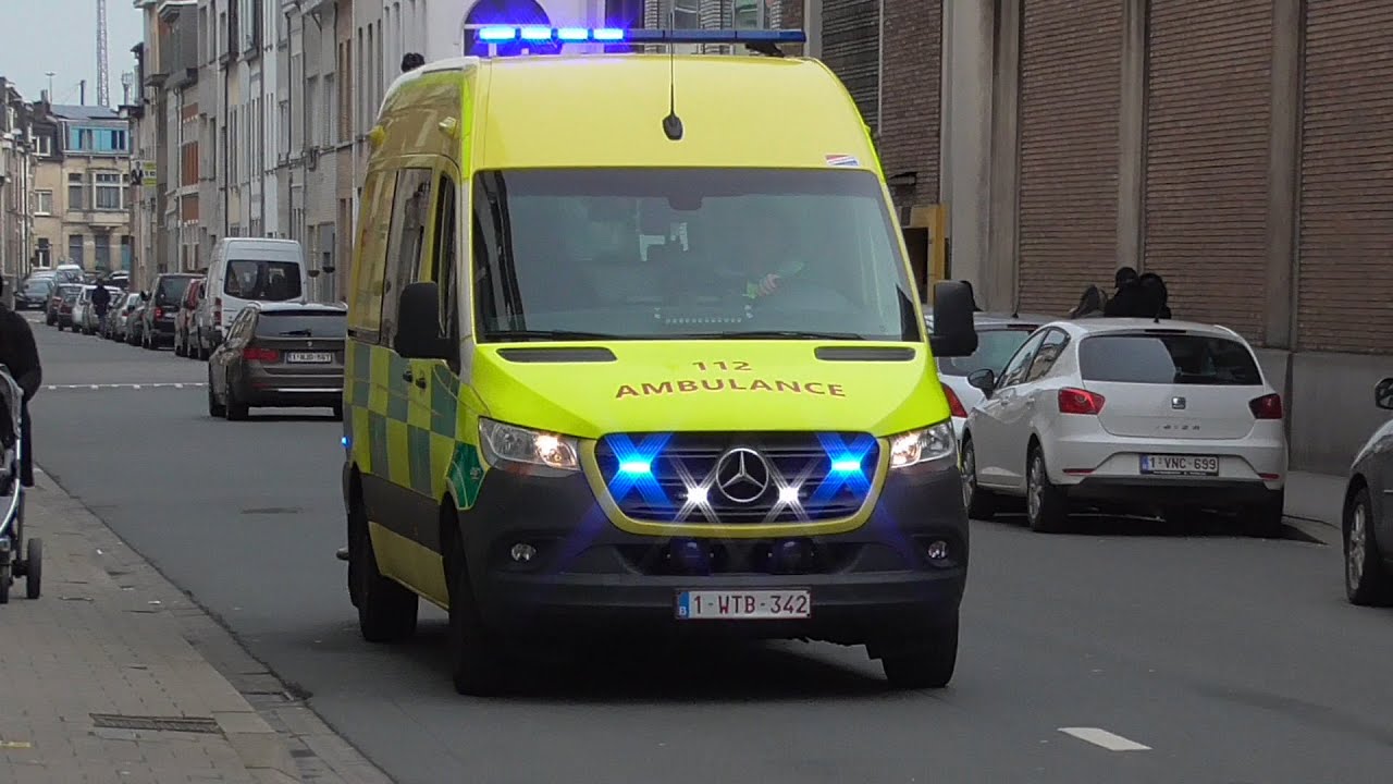 Politie + Ambulance met spoed in Antwerpen - YouTube