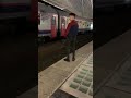 Il fait pipi  la gare avec une cara