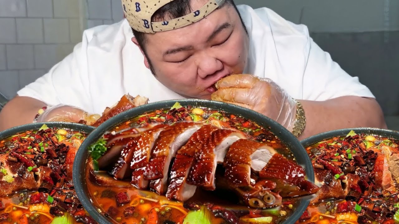 【大胃王挑戰】硬蕊挑戰成都爆辣冒烤鴨！紅油滿盆超入味，烤鴨吸飽湯汁，一口爆汁香到嗦手指！ ｜Food Challenge【櫻木花胖】