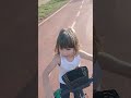 enquanto a criança pedala a mãe corre atrás e faz uma caminhada básica no parque