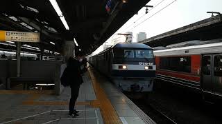 背後で優しい警笛を一声鳴らしてくれました!。EF210 137号機牽引東京タ発福岡タ行1055レ名古屋6番線通過