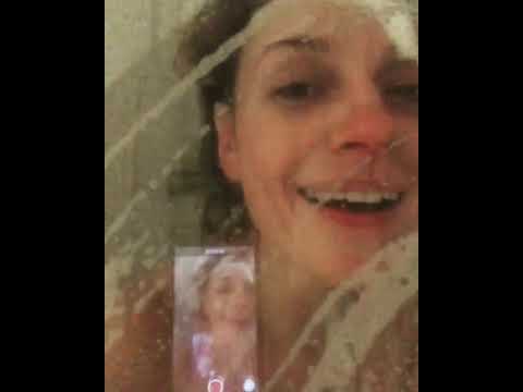 Любовь Толкалина поет в душе