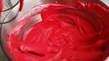 DARK RED WHIPPED CREAM //TIPS AND TRICKS FOR PERFECT RED WHIPPED CREAM FROSTING