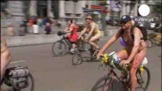 Brüksel Sokaklarında Çıplak Bisikletçiler