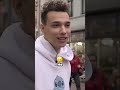Пытаюсь подкупить уличного музыканта ради гитары