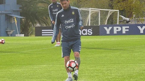 Lionel Messi Freestyle ● Crazy Tricks