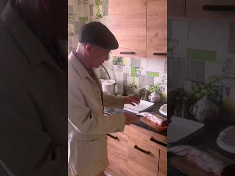 Иришка 'ПОМОГАЕТ' Паше готовить горбушу #best7x7 #прикол #иришкачикипики #пашабезумный #олегмонгол