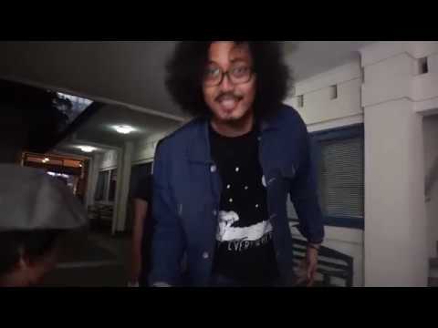 MENONTON ORANG PINGGIRAN - 176