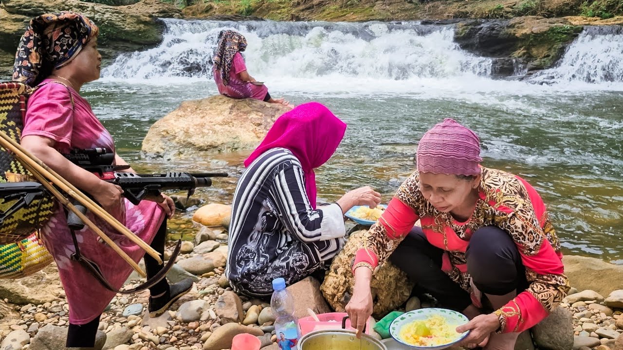 Petualangan 3 Wanita Dayak di Sungai Deras Pedalaman Kalimantan | Mancing & Masak di Alam Liar