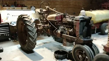 Kolik koní má Farmall 300?