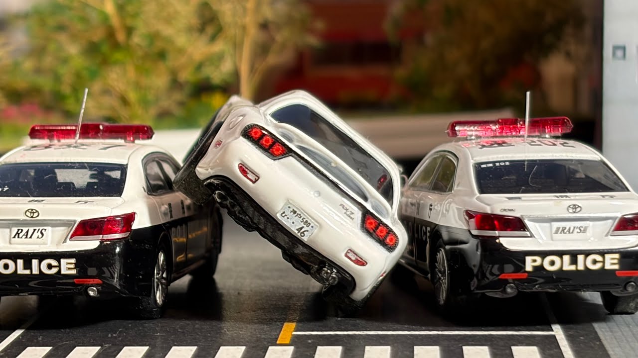 【トミカ】警察が引きずられる…大暴走カーチェイスがヤバすぎた【働く車】POLICE CHASE