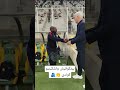 مدرب المنتخب الوطني فلاديمير بيتكوفيش يلقي التحية على مدرب منتخب موزمبيق تشكينيو كوندي 