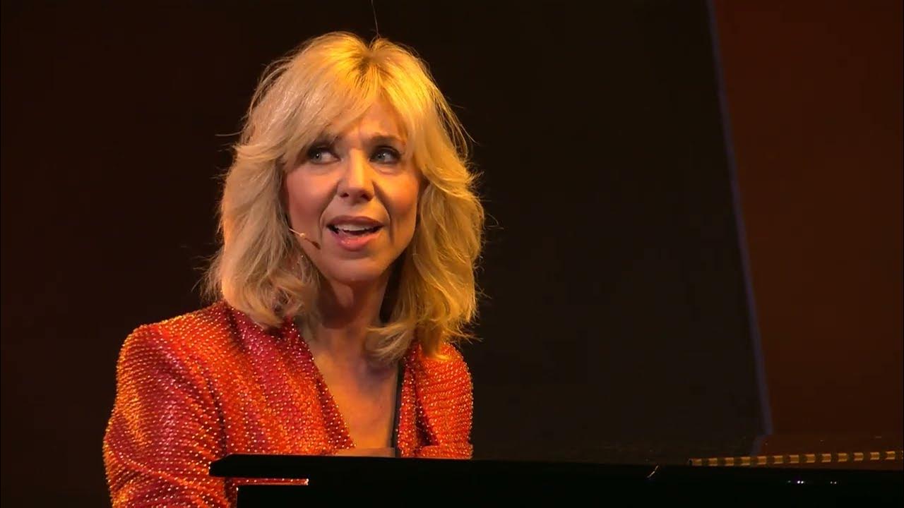 Claudia de Breij Hij wel Oudejaarsconference 2022 YouTube