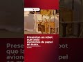 🤖✈️ ¡Locura total! Presentan un robot que lanza avioncitos de papel en masa.
