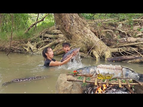 Wow Yummy Big fish! Catch and Cook big fish for jungle food and eating delicious