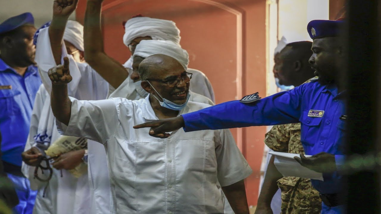 السودان | محامو البشير ينسحبون من جلسة محاكمته بسبب النائب العام