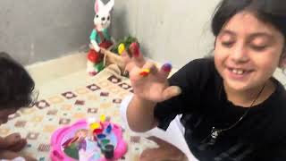 Fatma asel ve amine parmak boyası yapıyor.