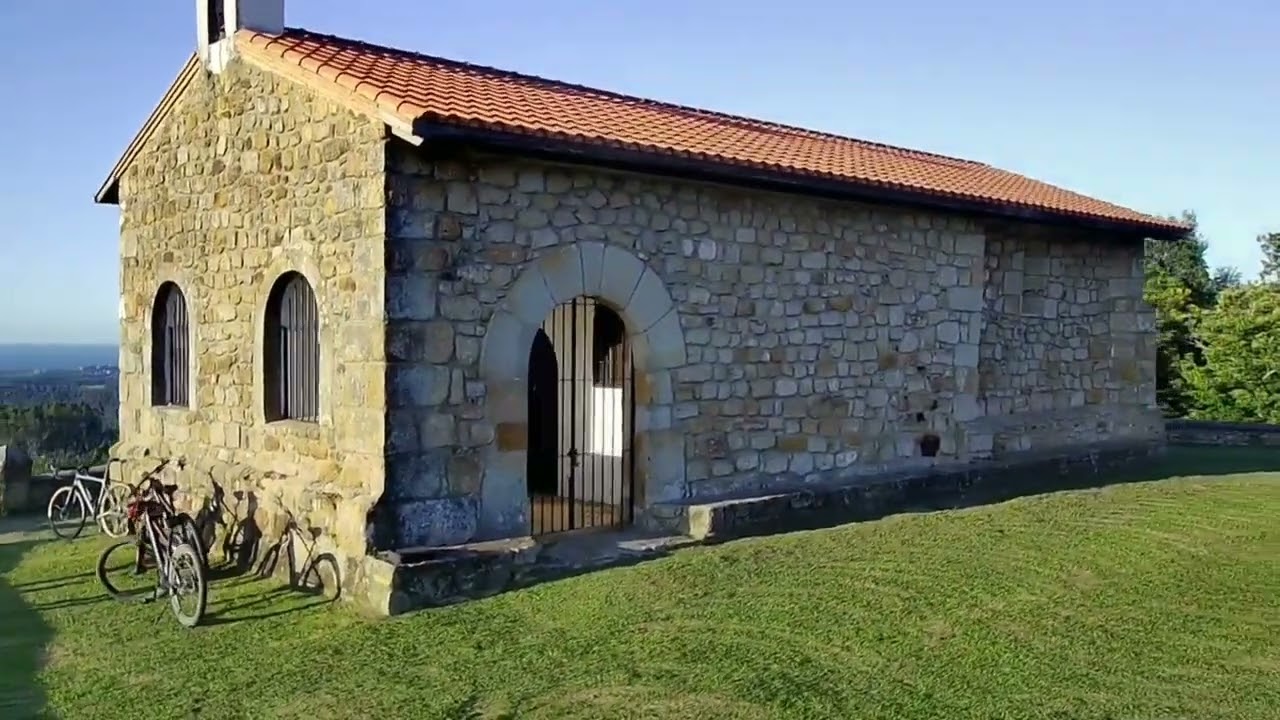 Ermita de San Esteban, Monte Corona, en Cantabria, España #cantabriainfinita #cantabria_y_turismo