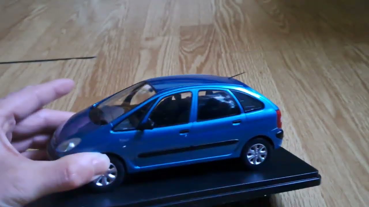 Citroen Xiara Picasso 1/24 Whitebox 