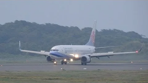 CHINA AIRLINES Boeing737-800 B-18605 R/W30 Shizuoka Airport