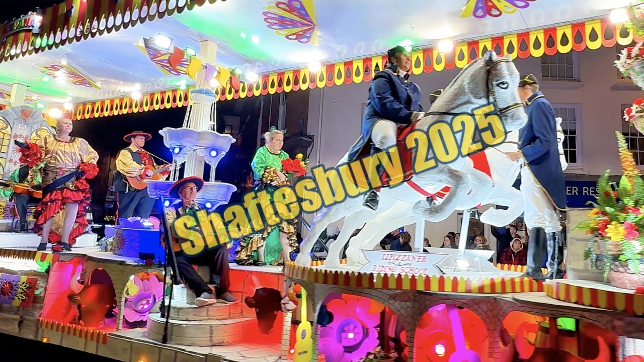 Карнавал в Шафтсбери 2025 – захватывающий ночной парад с подсветкой (4K, без комментариев)