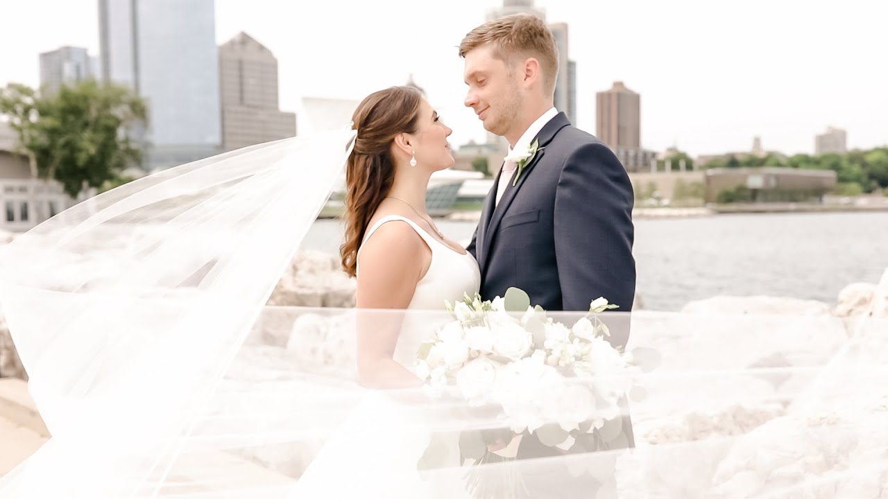 Classy & Elegant Downtown Milwaukee Wedding at Discovery World
