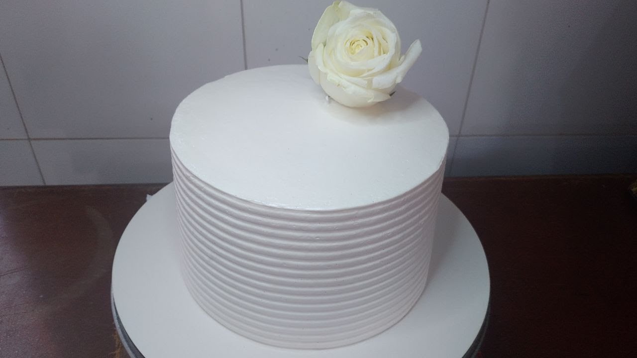 Bolo decorado com Chantininho / Decoração com espátula para iniciantes / Bolo de batizado