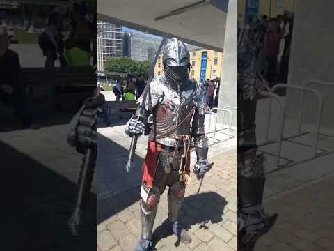Complimenting cosplayers Elden