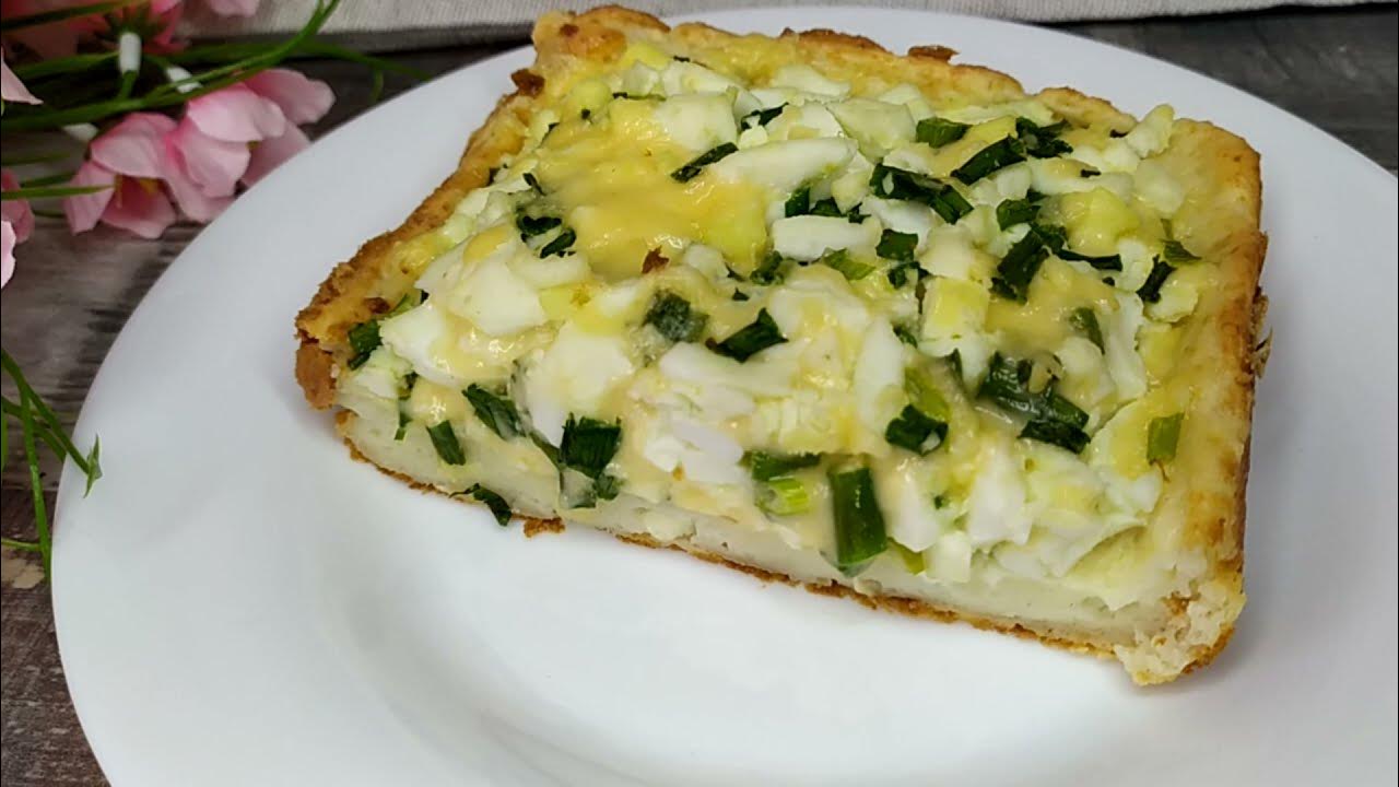 Ленивый пирог с луком. Ленивый пирог с луком и яйцом. открытый пирог с луком и яйцом. ленивые пирожки с луком и яйцом.
