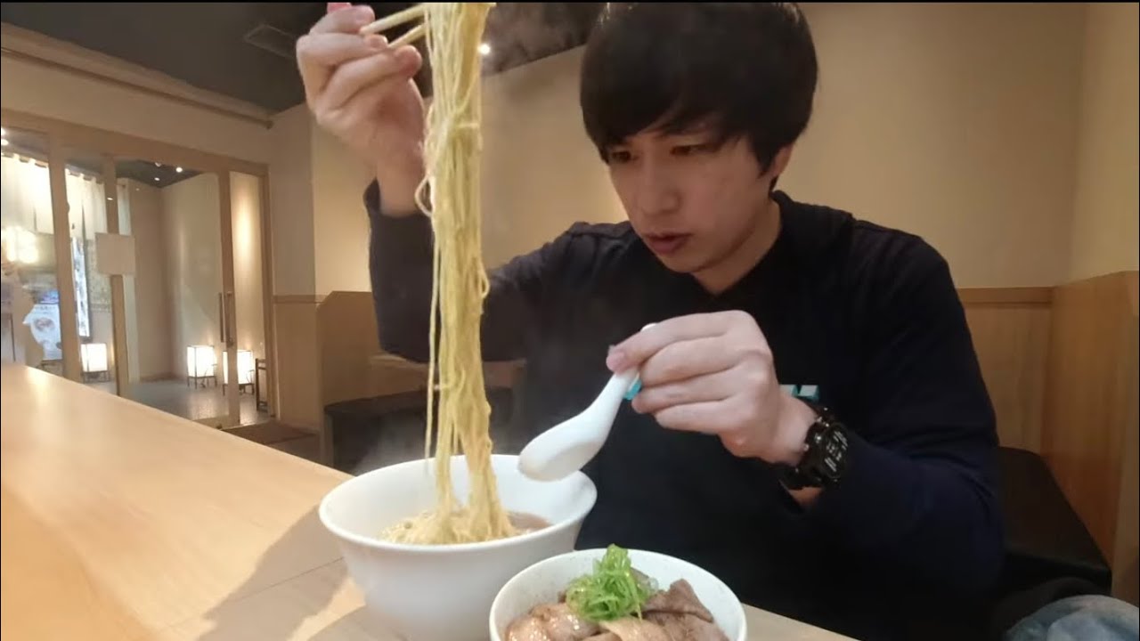 美味しそうな醤油ラーメンを食べる男 Youtube