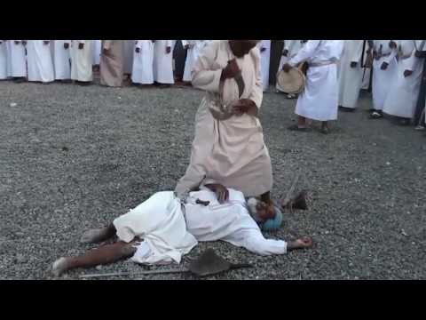 مبارزة بالسيف العماني مشهد يجسد الماضي من فن الرزحه دماء والطائيين سلطنة ع مان