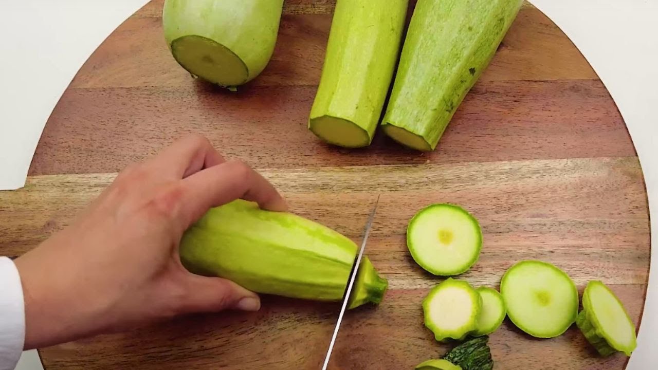 Easy and healthy dinner in 10 minutes! Cheap zucchini recipe