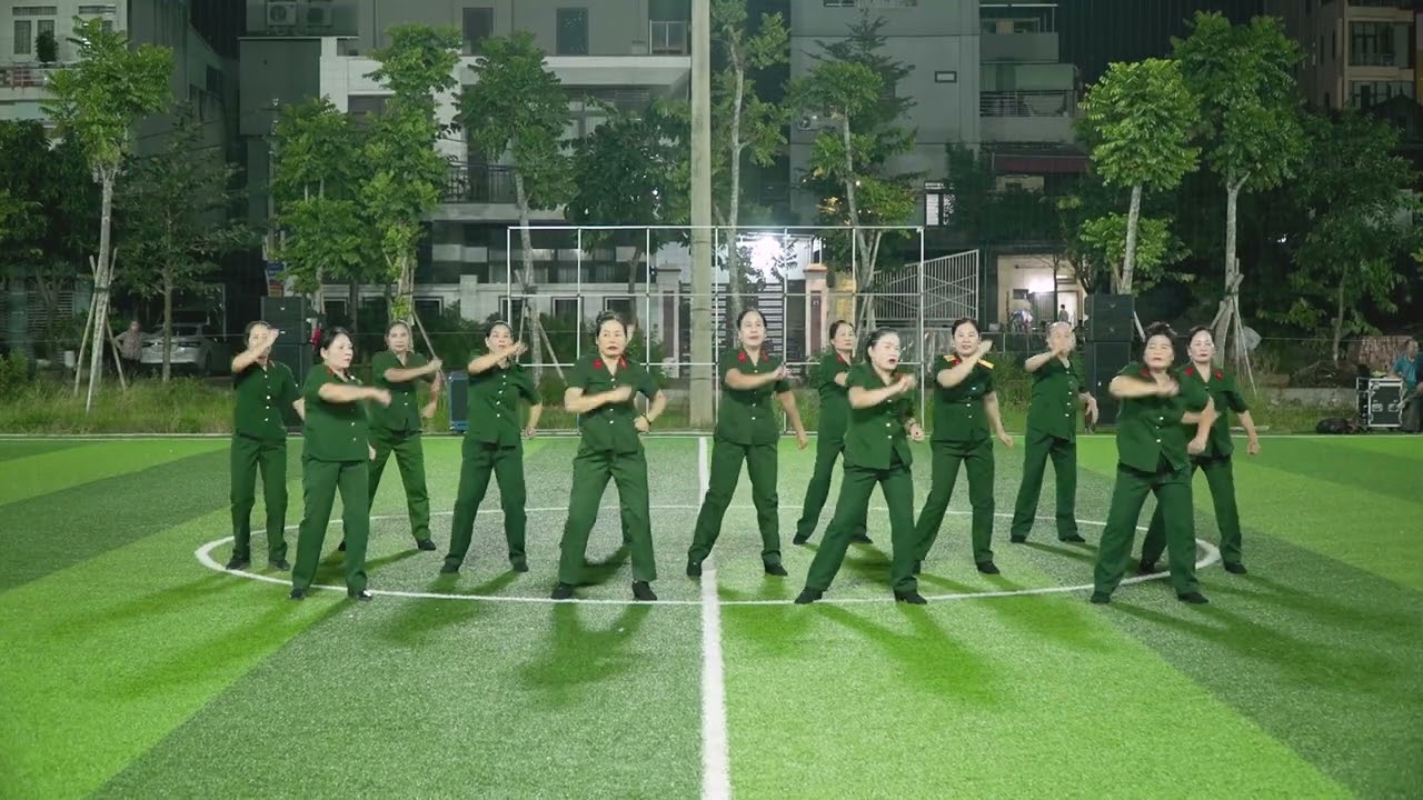 Năm anh em trên một chiếc xe tăng nối vòng tay lớn do dân vũ phố Mía Đông 29 tháng 10, 2025