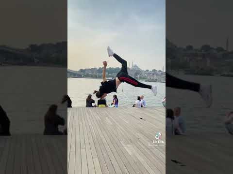 تيك توك شاب اجنبي موهوب في الشارع