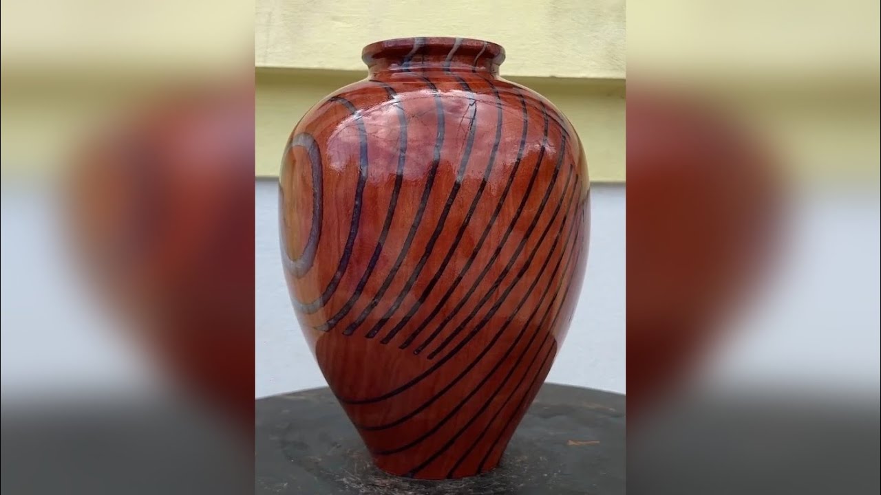 带有奇怪纹理的神秘木块 木工车床技艺精湛，刀法精准，巧妙雕琢木材曲线，打磨出光滑纹理，展现手工艺术之美。