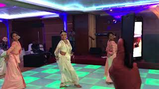 Bride and crew dance at the wedding of Chathurika & Duminda