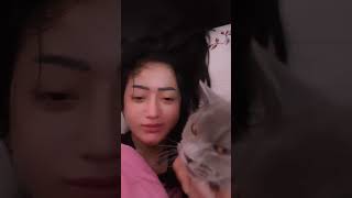 Tata Pramudita Tiduran Dengan Si Klawu