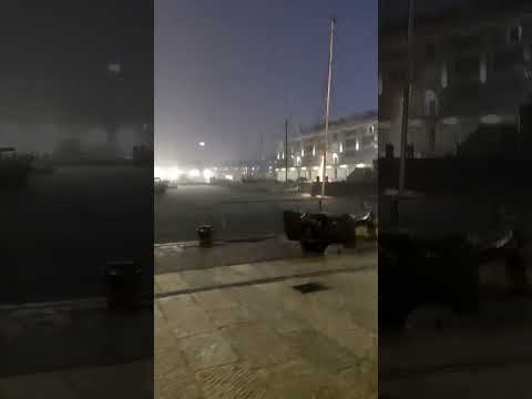 وافعا چرا تو این هوای بارونی بیرون اومدم چون غذااااا نبود
