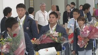 日本柔道陣が帰国 男女１２個のメダル