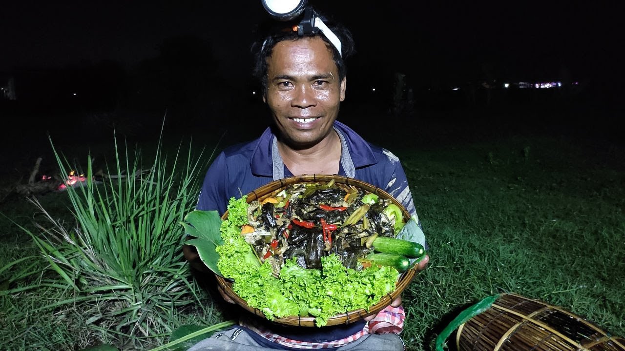 Catch Frogs and Cook in the Forest at Night (Outdoor Cooking, Cooking ...