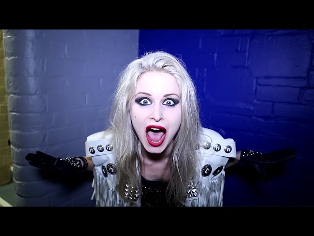 Mia Klose - Living For Love