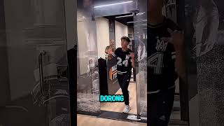 Download Lagu Deze bewaker raakt in de war als hij deze man ziet😱‼️#kortevideo MP3