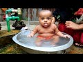  bathing a newborn babybaby bath time cutes try not to laugh