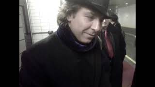 Tenor Roberto Alagna sending greetings to Mexico from the Met backstage