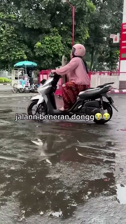 WAH GILA! EMAK INI NEKAD NAIK MOTOR PADAHAL JOK BELUM DITUTUP! OJOL ADA YANG KAYAK GINI NGGAK ?