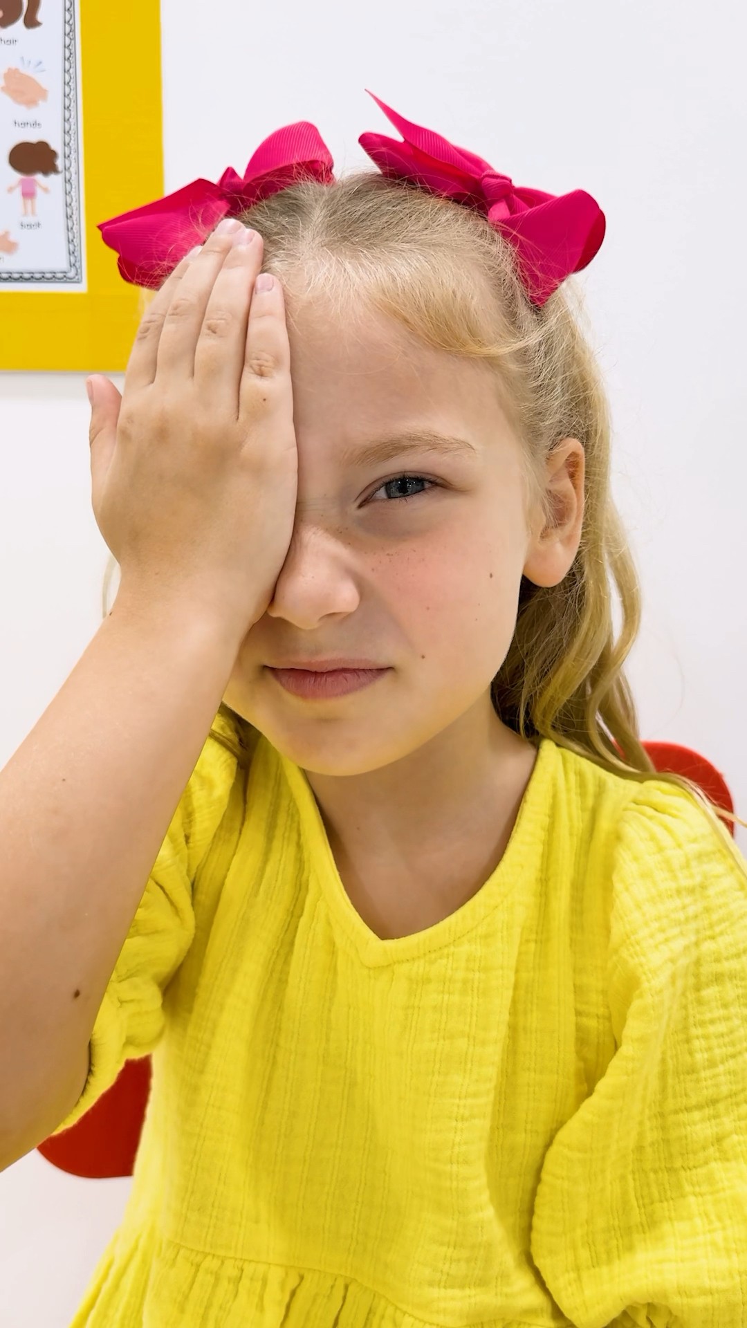 Kids learn how harmful it is to play on the phone for too long