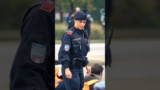 Hermosa Chica Policía