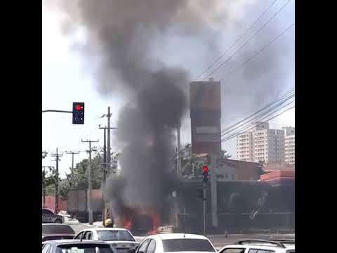 Carro pega fogo na Avenida dos Franceses em São Luís