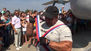 Атлет Вячеслав Максюта поставил мировой рекорд, сдвинув с места 50-тонный самолет